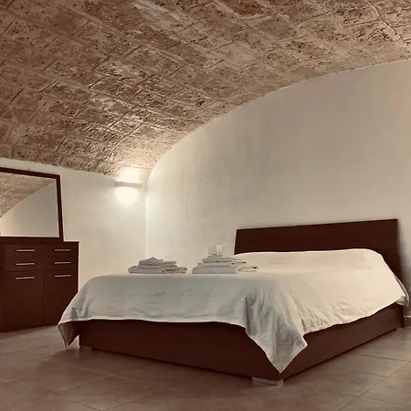 Dimora Castello Nyaraló Bari